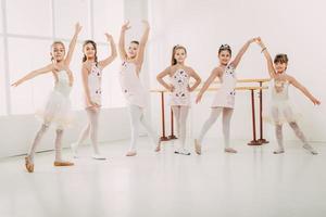 petites filles pratiquant le ballet photo