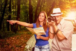 couple heureux en voyage photo