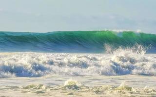 De grosses vagues de surfeurs extrêmement énormes à la plage de puerto escondido au mexique. photo