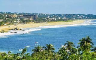 belle ville et paysage marin panorama et vue puerto escondido mexique. photo