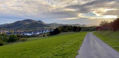 paysage de montagne de campagne dans le village. Allemagne. belle route. photo