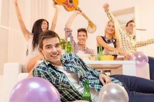 jeune homme à la fête à la maison photo