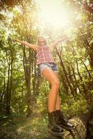 fille joyeuse dans la forêt photo