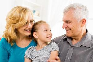 grands-parents avec petite fille photo