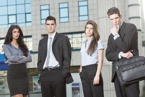 jeunes gens d'affaires sérieux photo