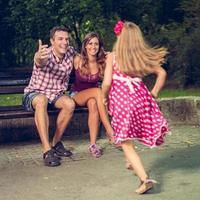 famille joyeuse dans le parc photo