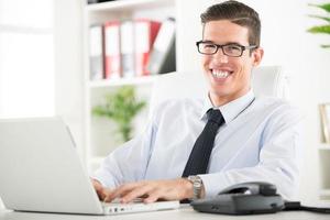 homme d'affaires au bureau photo