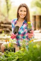 belle fille plantant des fleurs photo