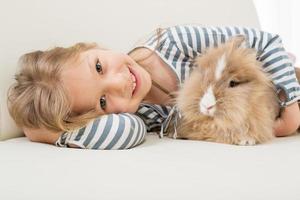 petite fille avec lapin photo