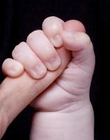 main de bébé sur fond noir photo