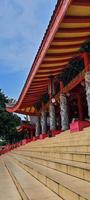 ceci est une photo du toit du temple sam poo kong à semarang.