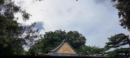 ceci est une photo du toit du temple sam poo kong à semarang.