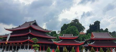 ceci est une photo du toit du temple sam poo kong à semarang.