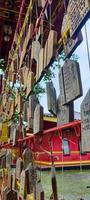 prières écrites sur du bois et accrochées dans le quartier du temple sam poo kong de semarang. photo