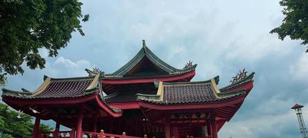 ceci est une photo du toit du temple sam poo kong à semarang.