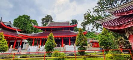 ceci est une photo du toit du temple sam poo kong à semarang.