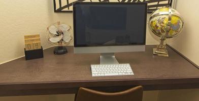espace informatique de bureau à domicile avec globe photo