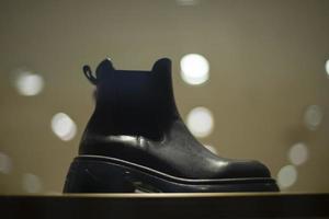 botte noire sur pare-brise. chaussures en magasin. vente de chaussures pour femmes. photo