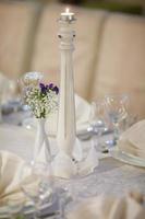 assiette décorée avec fourchette et cuillère. restaurant de table de mariage photo