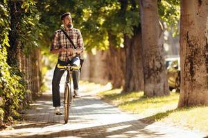 bel homme à vélo photo