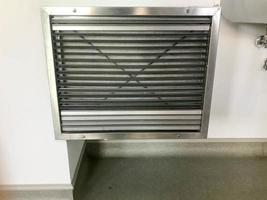 système de ventilation industrielle à grande grille en métal chromé photo