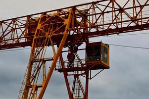 grue à portique industrielle puissante stationnaire de type pont sur des supports pour le levage de marchandises sur un chantier de construction moderne de bâtiments et de maisons photo