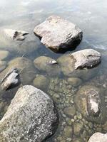 grands pavés ronds de belles pierres naturelles dans l'eau, la mer, le lac, la rivière. arrière-plan, texture photo
