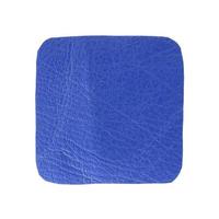 Étiquette en cuir bleu vierge isolée sur blanc avec un tracé de détourage photo