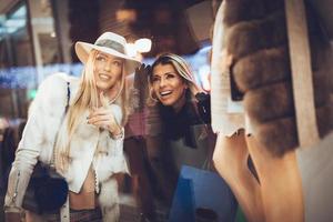 soeurs dans le shopping photo