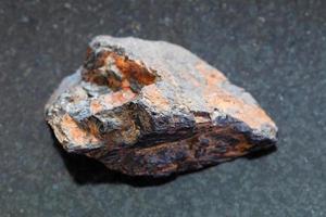 minerai de tungstène en pierre brute de wolframite sur dark photo