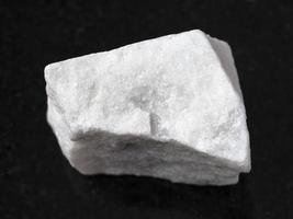 morceau de pierre de marbre blanc brut sur dark photo