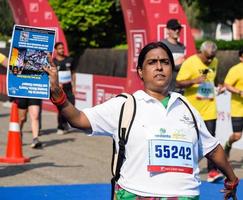 new delhi, inde - 16 octobre 2022 - course de semi-marathon vedanta delhi après covid dans laquelle les participants au marathon sont sur le point de franchir la ligne d'arrivée, semi-marathon de delhi 2022 photo