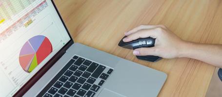 main de femme utilisant une souris verticale ergonomique pendant le travail sur un bureau réglable, prévention des douleurs au poignet. ténosynovite de quervain s, symptôme d'intersection, tunnel carpien ou concept de syndrome de bureau photo