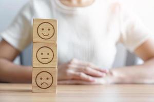 bloc de visage d'émotion pour l'examen des clients, l'expérience, les commentaires, la satisfaction, l'enquête, l'évaluation, l'humeur, le concept de la journée mondiale de la santé mentale photo