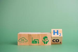 l'hydrogène carburant est utilisé pour remplacer le dioxyde de carbone, contribuant ainsi à réduire le réchauffement climatique. icône de cube de bois hydrogène h2. photo