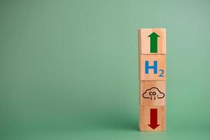 l'hydrogène carburant est utilisé pour remplacer le dioxyde de carbone, contribuant ainsi à réduire le réchauffement climatique. icône de cube de bois hydrogène h2. photo