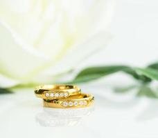 Close up bague de mariage sur blanc photo