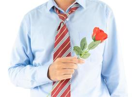 homme tenant avec une rose rouge sur fond blanc photo