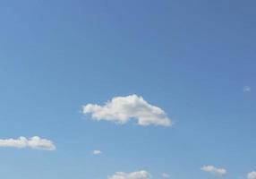 beau ciel bleu avec fond de nuages. nuages du ciel. air et nuages moelleux dans le ciel bleu par une journée ensoleillée, texture d'arrière-plan. espace de copie. la notion d'espoir. photo