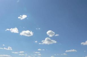 beau ciel bleu avec fond de nuages. nuages du ciel. air et nuages moelleux dans le ciel bleu par une journée ensoleillée, texture d'arrière-plan. espace de copie. la notion d'espoir. photo