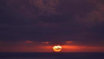 coucher de soleil sur les nuages et le plan d'eau photo