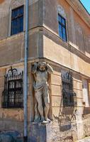 statue d'atlas. aussi appelé corgon. la sculpture est un célèbre monument et symbole de nitra, slovaquie photo