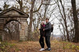 Couple de touristes près de l'arche des ruines du château de pidhirtsi, région de lviv, ukraine. photo