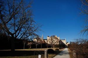 château de lednice avec de beaux jardins et parcs le jour d'automne ensoleillé en moravie du sud, république tchèque, europe. photo