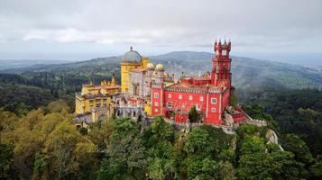 vue aérienne par drone du parc et du palais national de pena à sintra, portugal pendant une journée magique. l'unesco. visites historiques. touristique. Conte de fée. meilleures destinations du monde. endroits les plus visités. photo