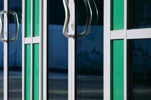 poignée de porte chromée et verre de façade de bureau en aluminium moderne photo