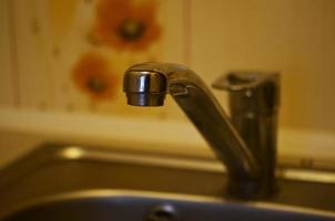 robinet d'eau dans l'évier de la cuisine photo