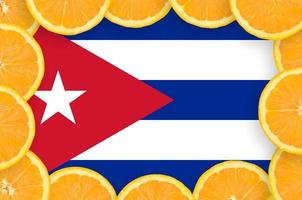 drapeau de cuba dans un cadre de tranches d'agrumes frais photo