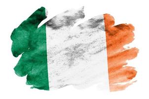 le drapeau de l'irlande est représenté dans un style aquarelle liquide isolé sur fond blanc photo