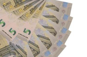 5 billets en euros se trouvent isolés sur fond blanc avec espace de copie empilés en forme d'éventail de près photo